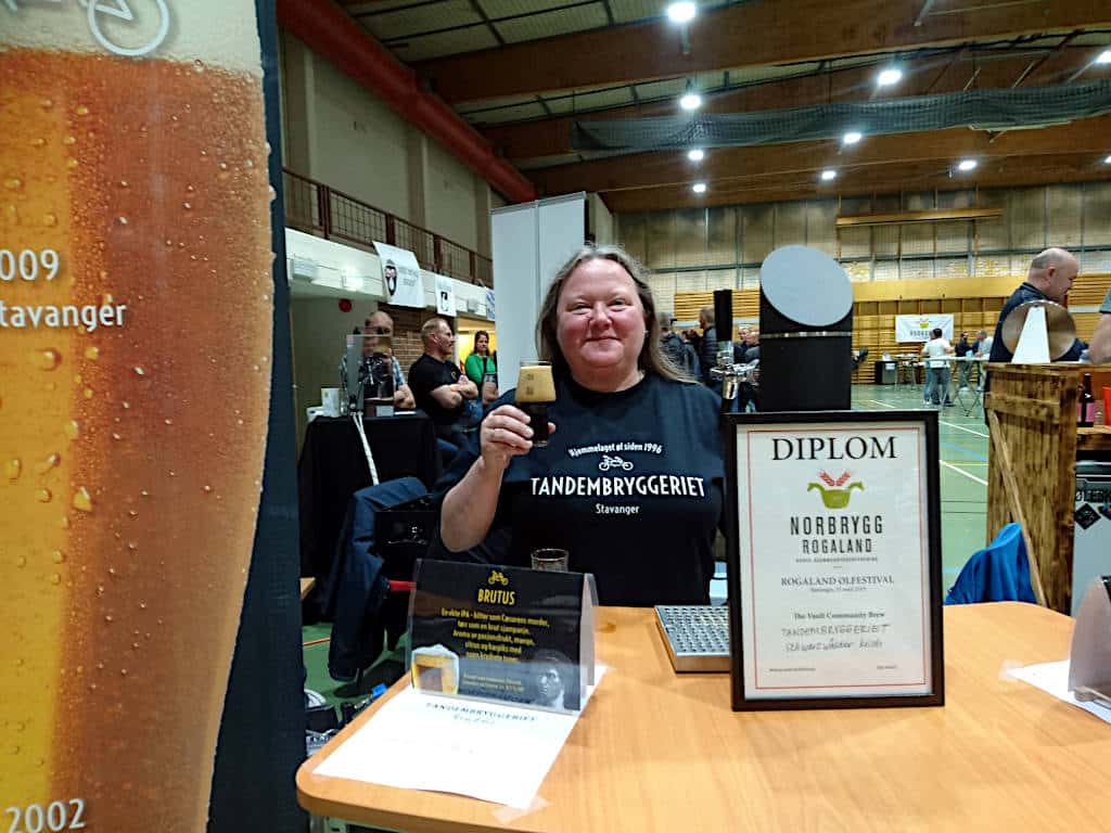 Fornøyd brygger: Tania med et glass Schwarzwälder Kirsch og diplom