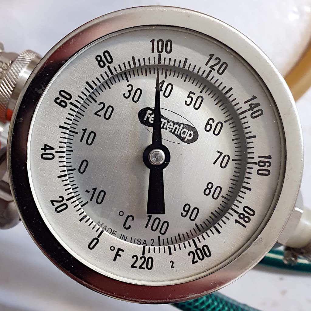 Inlinetermometer som viser 38 grader
