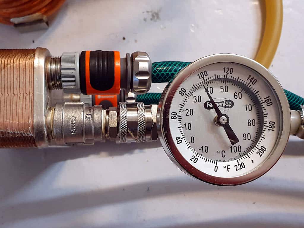 Del av en platekjøler med in-line termometer som viser 38 grader