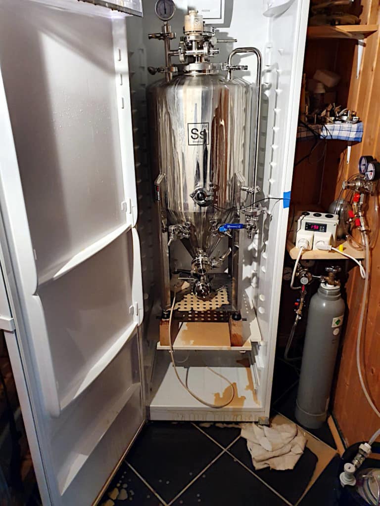 Gjæringstank i et kjøleskap med overflytende ølgjær.