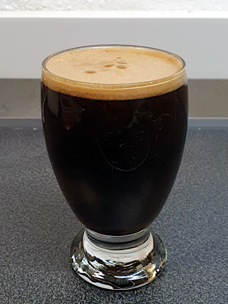 Et glass med mørkt øl